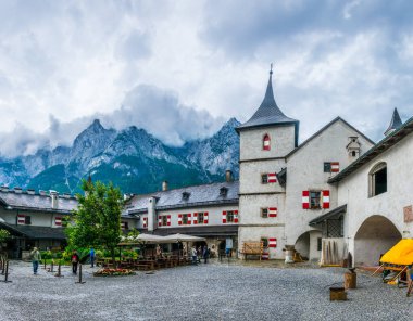 WERFEN, AUSTRIA, 2 Temmuz 2016: Avusturya 'daki Hohenwerfen kalesinin ana avlusunda çocuklar oynuyor.