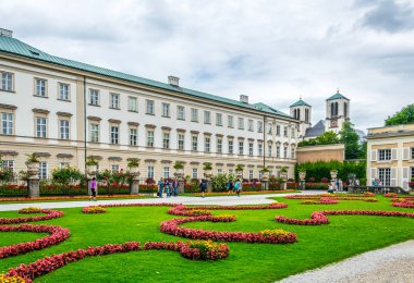 SALZBURG, AUSTRIA, 3 Temmuz 2016: Avusturya, Salzburg yazında Mirabell sarayı ve bahçesi