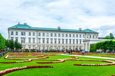 SALZBURG, AUSTRIA, 3 Temmuz 2016: Avusturya, Salzburg yazında Mirabell sarayı ve bahçesi