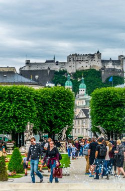 SALZBURG, AUSTRIA, 3 Temmuz 2016: Avusturya, Salzburg yazında Mirabell sarayı ve bahçesi