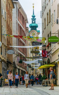 SALZBURG, AUSTRIA, 3 Temmuz 2016: Avusturya 'nın Salzburg kentindeki Linzer gaz caddesinde insanlar geziniyor.