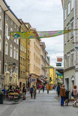 SALZBURG, AUSTRIA, 3 Temmuz 2016: Avusturya 'nın Salzburg kentindeki Linzer gaz caddesinde insanlar geziniyor.