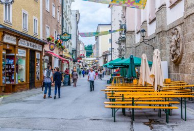 SALZBURG, AUSTRIA, 3 Temmuz 2016: Avusturya 'nın Salzburg kentindeki Linzer gaz caddesinde insanlar geziniyor.