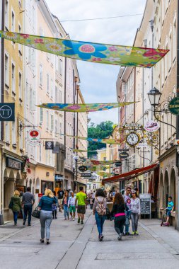 SALZBURG, AUSTRIA, 3 Temmuz 2016: Avusturya 'nın Salzburg kentindeki Linzer gaz caddesinde insanlar geziniyor.