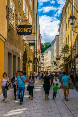 SALZBURG, AUSTRIA, 3 Temmuz 2016: Avusturya 'nın Salzburg kentindeki Getreidegasse caddesinde insanlar geziniyor.