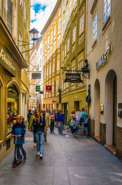 SALZBURG, AUSTRIA, 3 Temmuz 2016: Avusturya 'nın Salzburg kentindeki Getreidegasse caddesinde insanlar geziniyor.