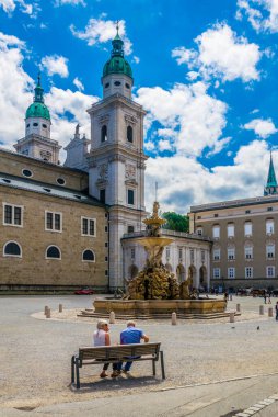 SALZBURG, AUSTRIA, 3 Temmuz 2016: Avusturya 'nın tarihi kesimindeki Salzburg Katedrali ve Residenzbrunnen çeşmesiyle Residenzplatz' ın güzel manzarası.