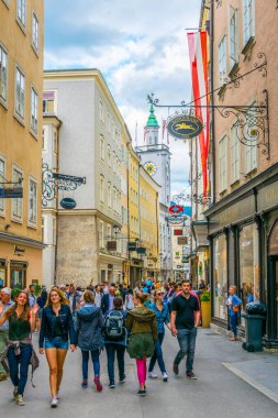 SALZBURG, AUSTRIA, 3 Temmuz 2016: Avusturya 'nın Salzburg kentindeki Getreidegasse caddesinde insanlar geziniyor.