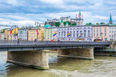 SALZBURG, AUSTRIA, 3 Temmuz 2016: Avusturya 'nın orta kesimindeki Hohensalzburg kalesinin manzarası.
