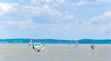 PODERSDORF, AUSTRIA, 9 Temmuz 2016: Gençler Podersdorf am yakınlarındaki Neusiedlersee gölünde uçurtma sörfü yapıyorlar.