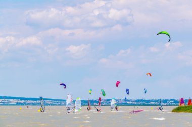 PODERSDORF, AUSTRIA, 9 Temmuz 2016: Gençler Podersdorf am yakınlarındaki Neusiedlersee gölünde uçurtma sörfü yapıyorlar.