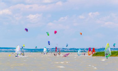 PODERSDORF, AUSTRIA, 9 Temmuz 2016: Gençler Podersdorf am yakınlarındaki Neusiedlersee gölünde uçurtma sörfü yapıyorlar.