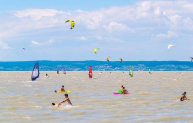 PODERSDORF, AUSTRIA, 9 Temmuz 2016: Gençler Podersdorf am yakınlarındaki Neusiedlersee gölünde uçurtma sörfü yapıyorlar.