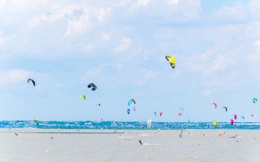 PODERSDORF, AUSTRIA, 9 Temmuz 2016: Gençler Podersdorf am yakınlarındaki Neusiedlersee gölünde uçurtma sörfü yapıyorlar.