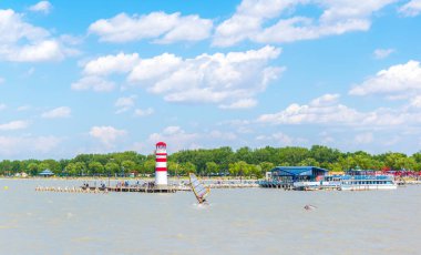PODERSDORF, AUSTRIA, 9 Temmuz 2016: Gençler Podersdorf am yakınlarındaki Neusiedlersee gölünde uçurtma sörfü yapıyorlar.