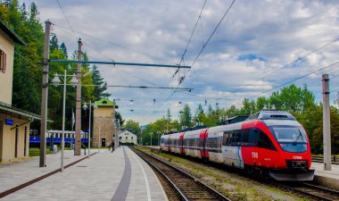 SEMERING, AUSTRIA, 3 Ekim 2015: Avusturya şehir semmering ana tren istasyonu görüntüsü. Semmeringbahn Avusturya 'daki unesco dünya mirası anıtlarından biri.