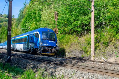 SEMERING, AUSTRIA, 3 EKİM 2015: Avusturya 'daki semmeringbahn tren yolu üzerinde bir yolcu treni