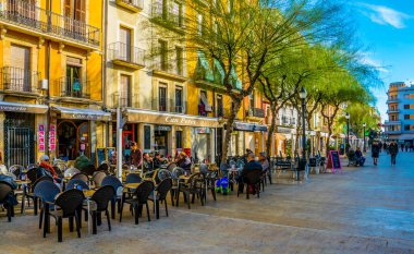 TARRAA, İSPA, 29 Aralık 2015: Place de la font, İspanyol şehri Tarragona 'nın bir fincan kahve içmek veya gece hayatından keyif almak için popüler olan ana meydanlarından biridir..