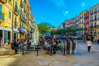 TARRAA, İSPA, 29 Aralık 2015: Place de la font, İspanyol şehri Tarragona 'nın bir fincan kahve içmek veya gece hayatından keyif almak için popüler olan ana meydanlarından biridir..