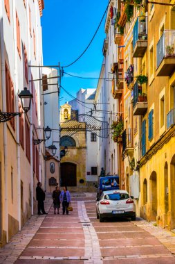 TARRAA, İSPAIN, 29 ARALIK 2015: İspanya 'nın tarihi şehir merkezinde insanlar renkli dar bir sokakta geziniyorlar.