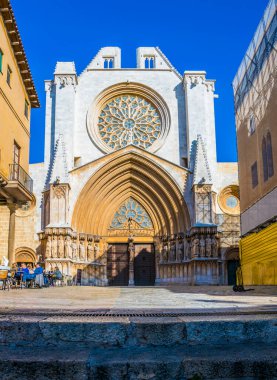 TARRAA, İSPAN, 29 ARALIK 2015: İspanya 'nın Tarragona kentindeki Aziz Meryem Katedrali' ne giriş manzarası