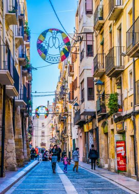 TARRAA, SPAIN, 29 ARALIK 2015: İnsanlar İspanya 'nın tarihi merkezi tarragona' daki ana alışveriş caddesinde yürüyorlar.