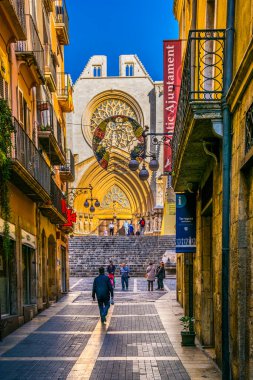 Tarragona, İspanya, İspanya, Macaristan, 29 Aralık 2015: İnsanlar İspanya 'nın tarihi merkezi olan tarragona' nın ana alışveriş caddesinde yürüyorlar - Carrer major - Saint Mary katedraline gidiyor.