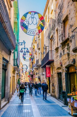 TARRAA, SPAIN, 29 ARALIK 2015: İnsanlar İspanya 'nın tarihi merkezi tarragona' daki ana alışveriş caddesinde yürüyorlar.