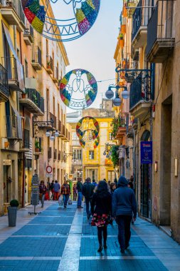 TARRAA, SPAIN, 29 ARALIK 2015: İnsanlar İspanya 'nın tarihi merkezi tarragona' daki ana alışveriş caddesinde yürüyorlar.