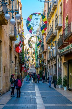 TARRAA, SPAIN, 29 ARALIK 2015: İnsanlar İspanya 'nın tarihi merkezi tarragona' daki ana alışveriş caddesinde yürüyorlar.