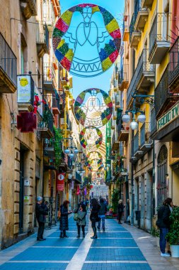 TARRAA, SPAIN, 29 ARALIK 2015: İnsanlar İspanya 'nın tarihi merkezi tarragona' daki ana alışveriş caddesinde yürüyorlar.