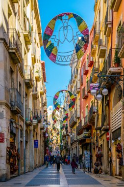 TARRAA, SPAIN, 29 ARALIK 2015: İnsanlar İspanya 'nın tarihi merkezi tarragona' daki ana alışveriş caddesinde yürüyorlar.