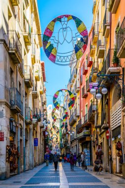 TARRAA, SPAIN, 29 ARALIK 2015: İnsanlar İspanya 'nın tarihi merkezi tarragona' daki ana alışveriş caddesinde yürüyorlar.