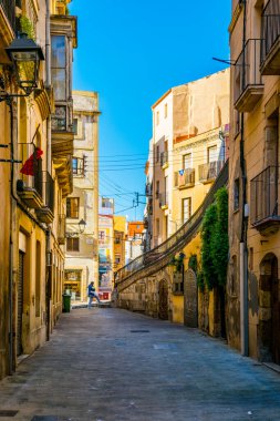 TARRAA, İSPAIN, 29 ARALIK 2015: İspanya 'nın tarihi şehir merkezinde insanlar renkli dar bir sokakta geziniyorlar.