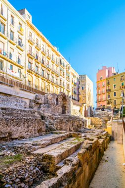 TARRAA, İSPAIN, 29 ARALIK 2015: İspanya 'nın tarihi şehir merkezinde insanlar renkli dar bir sokakta geziniyorlar.