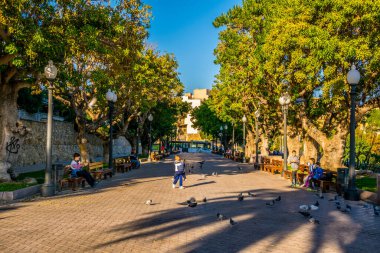 TARRAA, İSPAIN, 29 ARALIK 2015: İspanya 'nın Tarragona kentindeki bir sahil kentinde insanlar gezinti güvertesinde dinleniyor