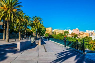 TARRAA, İSPAIN, 29 ARALIK 2015: İspanya 'nın Tarragona kentindeki bir sahil kentinde insanlar gezinti güvertesinde dinleniyor
