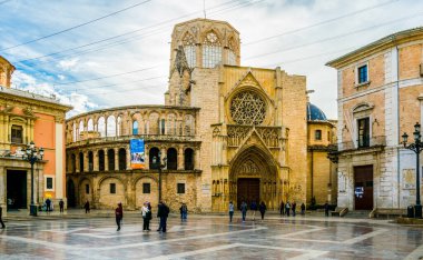 VALENCIA, İspanya, 30 ARALIK 2015: Saint Mary 's Meydanı ve Valencia Katedrali Tapınağı.