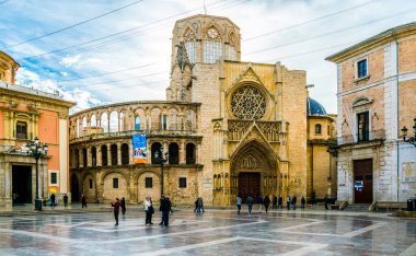 VALENCIA, İspanya, 30 ARALIK 2015: Saint Mary 's Meydanı ve Valencia Katedrali Tapınağı.