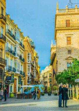 VALENCIA, İspanya, 30 ARALIK 2015: İspanya 'nın tarihi merkezi Valencia' da yer alan dar bir caddenin manzarası