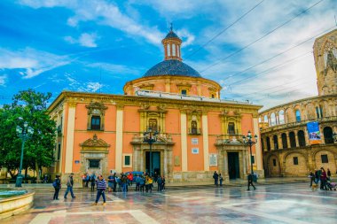 VALENCIA, İspanya, 30 ARALIK 2015. Bakire Bazilikası önündeki turistler (Gerçek Bazilika De Nuestra Senora De Los Desamparados)