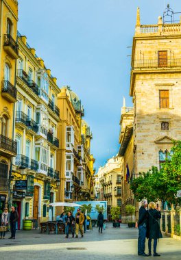 VALENCIA, İspanya, 30 ARALIK 2015: İspanya 'nın tarihi merkezi Valencia' da yer alan dar bir caddenin manzarası