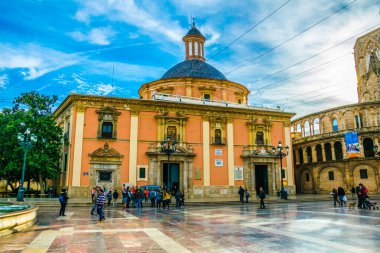 VALENCIA, İspanya, 30 ARALIK 2015. Bakire Bazilikası önündeki turistler (Gerçek Bazilika De Nuestra Senora De Los Desamparados)
