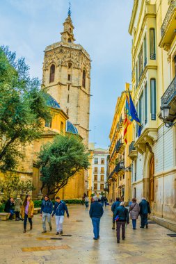 VALENCIA, İspanya, 30 ARALIK 2015: İspanya 'nın Valencia şehrinde insanlar katedralin önünden geçiyor