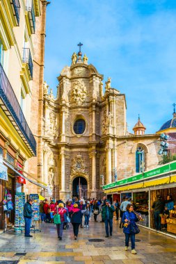 VALENCIA, İspanya, 30 ARALIK 2015: İspanya 'nın Valencia şehrinde insanlar katedralin önünden geçiyor