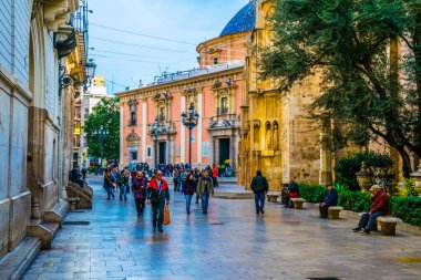 VALENCIA, İspanya, 30 ARALIK 2015: İspanya 'nın Valencia şehrinde insanlar katedralin önünden geçiyor