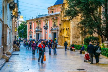 VALENCIA, İspanya, 30 ARALIK 2015: İspanya 'nın Valencia şehrinde insanlar katedralin önünden geçiyor