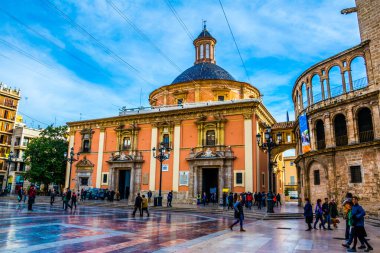 VALENCIA, İspanya, 30 ARALIK 2015. Bakire Bazilikası önündeki turistler (Gerçek Bazilika De Nuestra Senora De Los Desamparados)