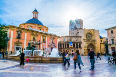 VALENCIA, SPAIN, 30 ARALIK 2015: Valencia Katedral Tapınağı, Basilica de la nuestra senora de los desamparados ve eski kasabadaki rio tura çeşmesiyle Saint Mary Meydanı.