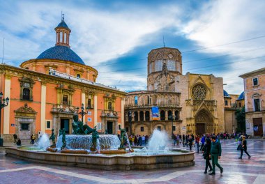 VALENCIA, SPAIN, 30 ARALIK 2015: Valencia Katedral Tapınağı, Basilica de la nuestra senora de los desamparados ve eski kasabadaki rio tura çeşmesiyle Saint Mary Meydanı.